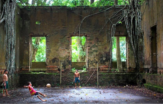 Ett övergivet sjukhem för spetälska har blivit fotbollsplan för barnen i utkanten av Manaus