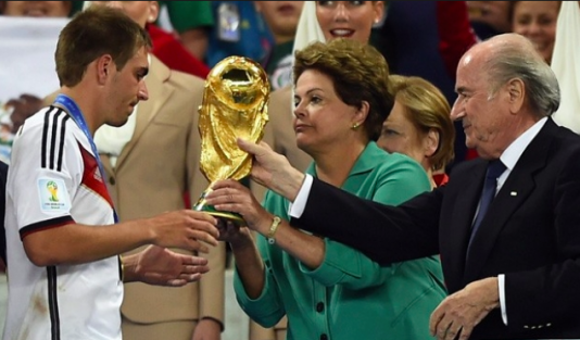 Till burop lämnar Dilma över VM-pokalen till Lahm.
