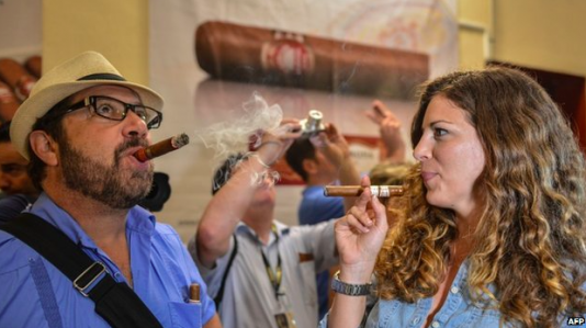 Amerikanska turister njuter av de nya reglerna som gör at de kan ta med sig kubanska cigarrer hem 2015-01-17 kl. 20.00.17