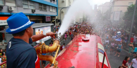 Ett vanligt inslag under karnevalen är vattenkanonen. I år ställdes den in pga av vattenbristen