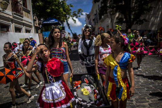Barnen i karnevalståget i Olinda gör en symbolisk begravning av aedesmyggan som sprider zikaviruset.